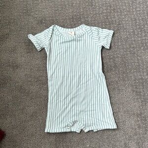 Kate Quinn bamboo romper 0-3 month in like new condition